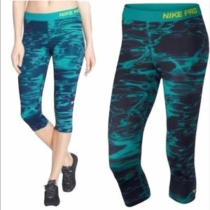 Nike Pro Printed Crop Leggings Capris. NWT.